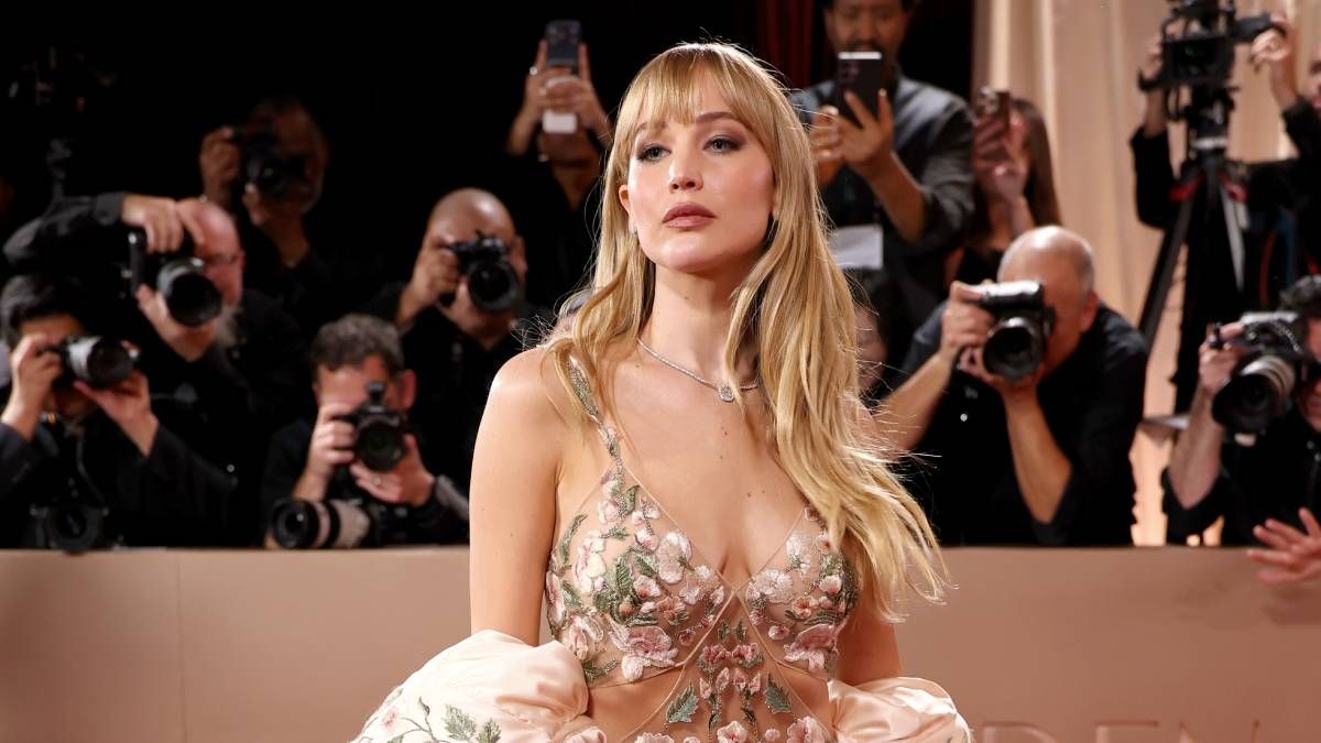 Jennifer Lawrence apuesta por las transparencias en los Globos de Oro 2026