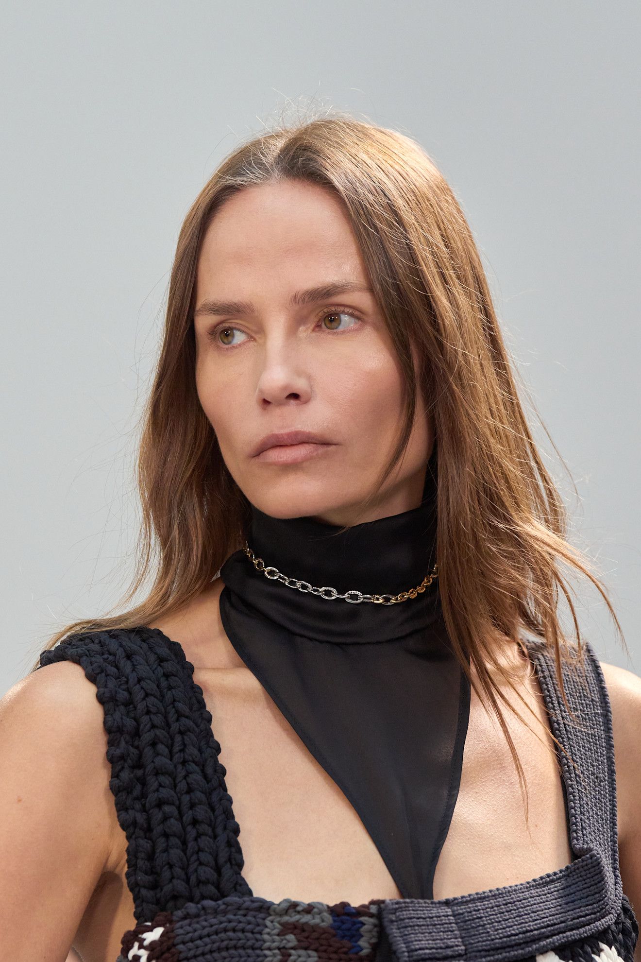 La maquilleuse Helena Liébanas conseille de ne pas abuser de la base de maquillage et de l'appliquer uniquement sur la zone centrale du visage par tapotements.