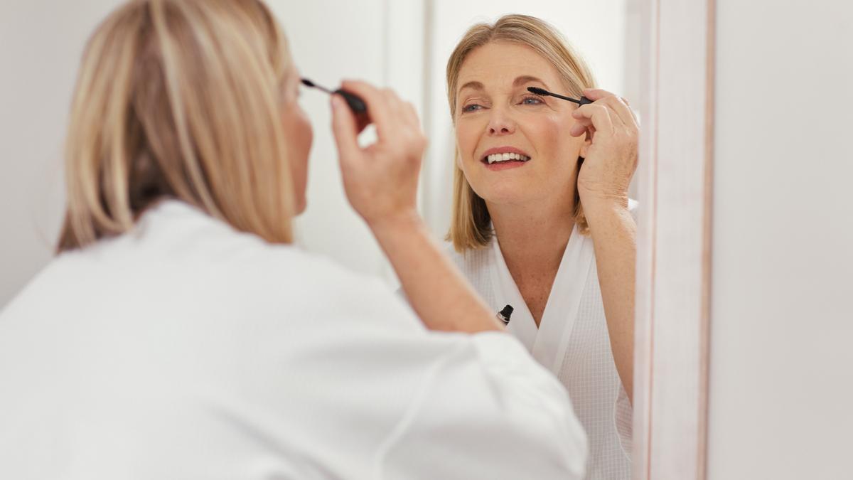 Menos base y más luz: el maquillaje que rejuvenece la piel madura, según una experta