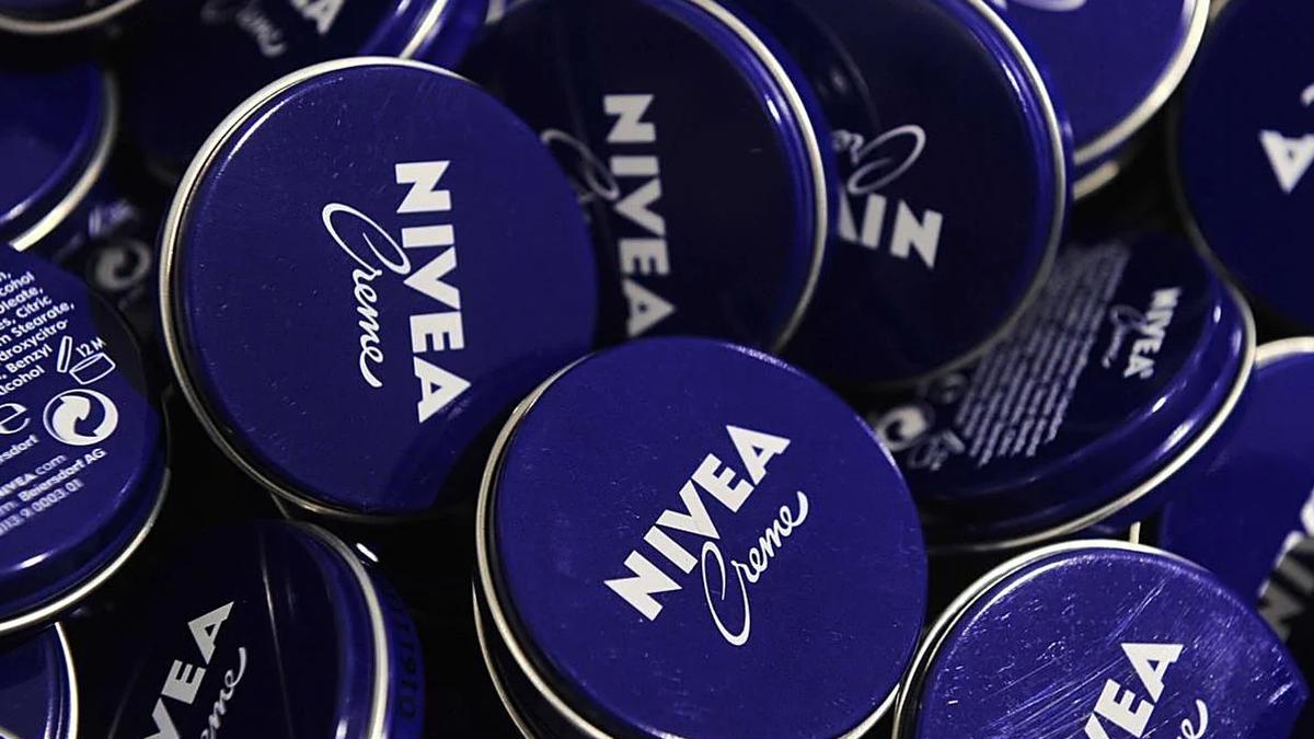 La OCU dictamina que la crema Nivea del bote azul es una hidratante fabulosa: "tras dos semanas de uso es una crema de 4 estrellas"