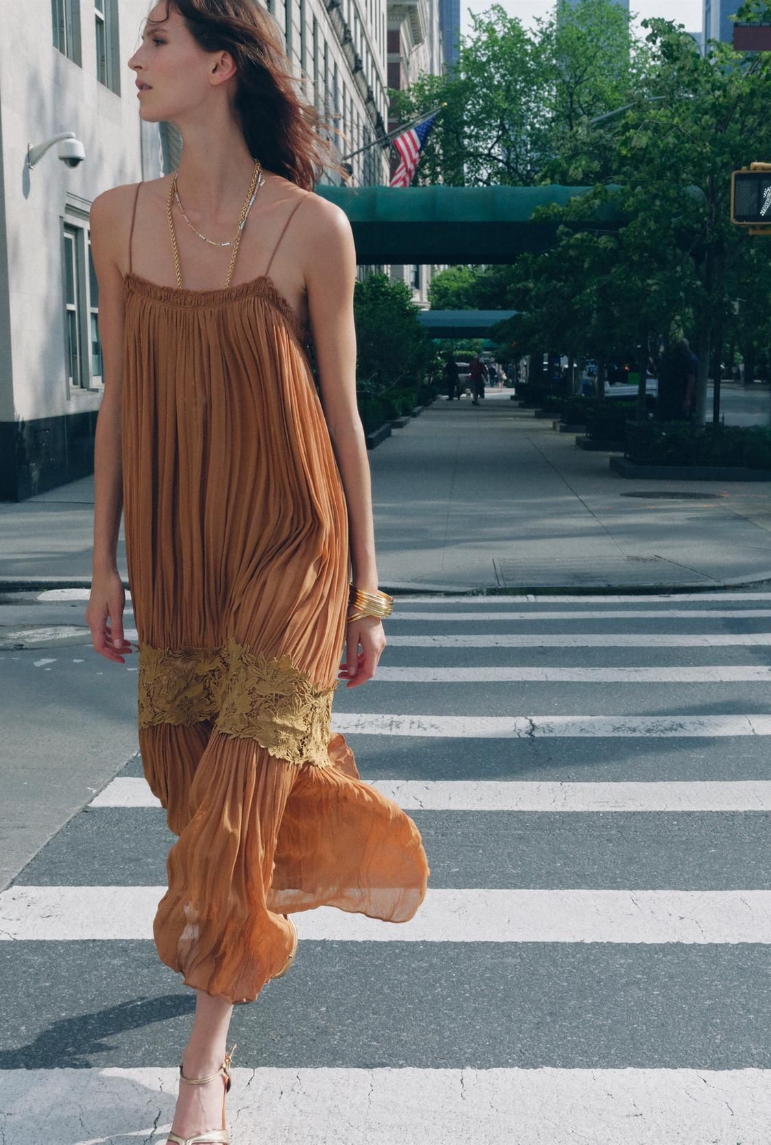 Robe plissée avec broderie bohème