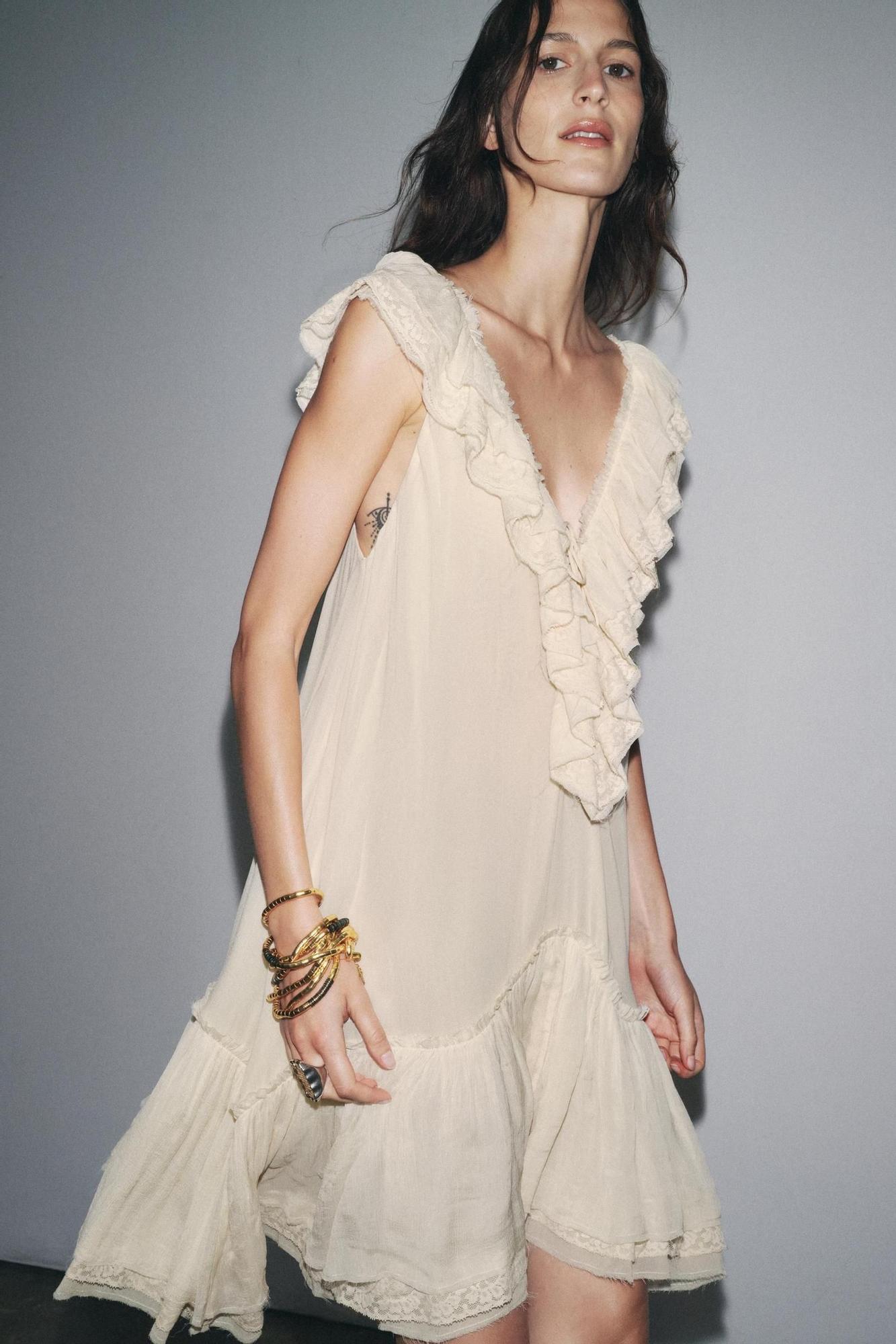 Robe courte blanche à volants et dentelle