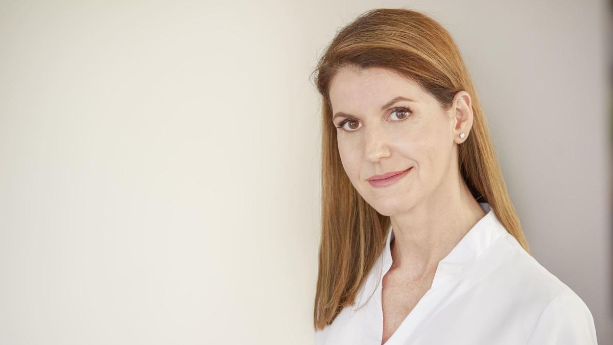 Emma Green, farmacéutica: "Nivea del bote azul no es lo más recomendable como contorno de ojos específico porque puede provocar aparición de milia (pequeños quistes de queratina), migración del producto al ojo con posible escozor o reacciones en pieles sensibles o atópicas"