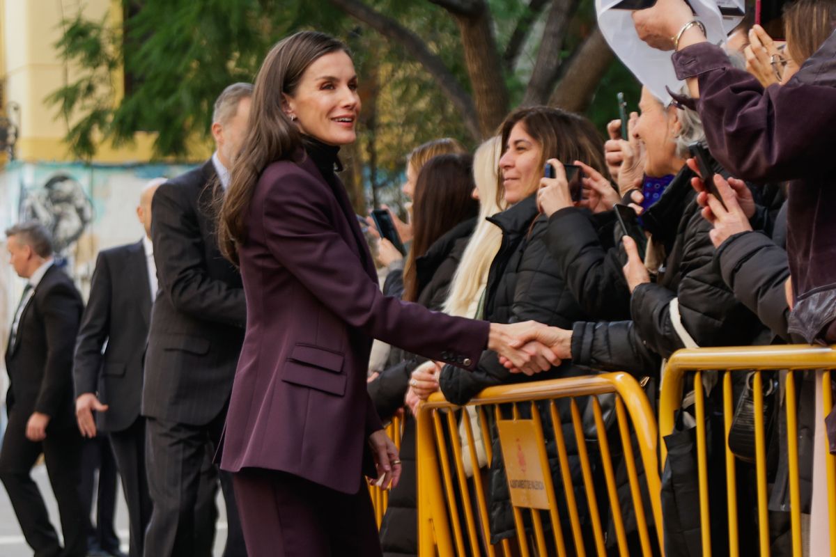 El traje de estreno de la reina Letizia, a juego con la corbata de Felipe.
