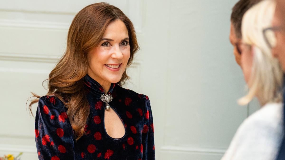 Mary de Dinamarca tiene el vestido de terciopelo más bonito de la temporada.