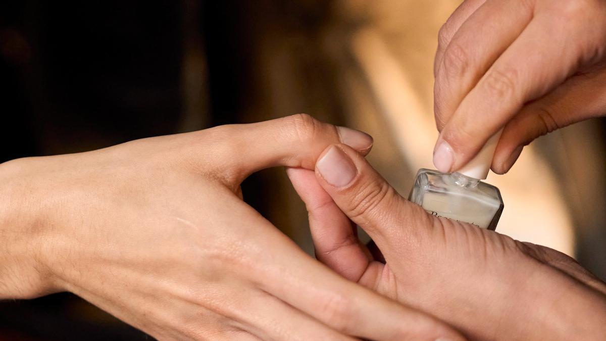 Así serán las uñas que marcarán tendencia en 2026: oscuras, elegantes y con brillo estratégico