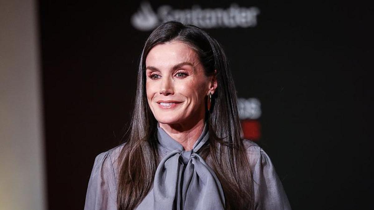 La reina Letizia apuesta por el ‘sal y pimienta’: la técnica perfecta para difuminar las canas, explicada por una peluquera