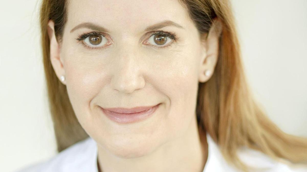Emma Lucas, farmacéutica: "La Nivea del bote azul puede utilizarse como mascarilla hidratante facial puntual, aplicándola durante unos minutos y retirando el exceso"