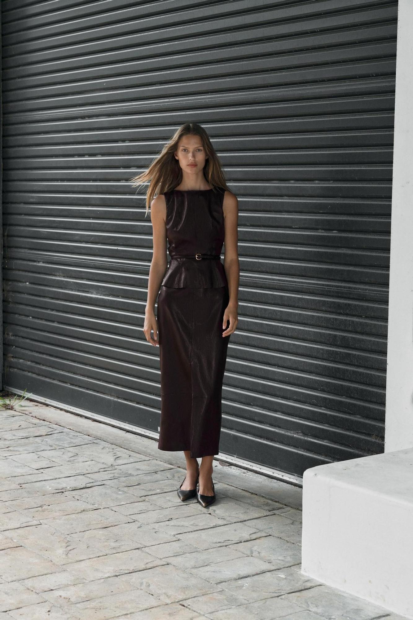 Ensemble haut effet cuir bordeaux et jupe midi