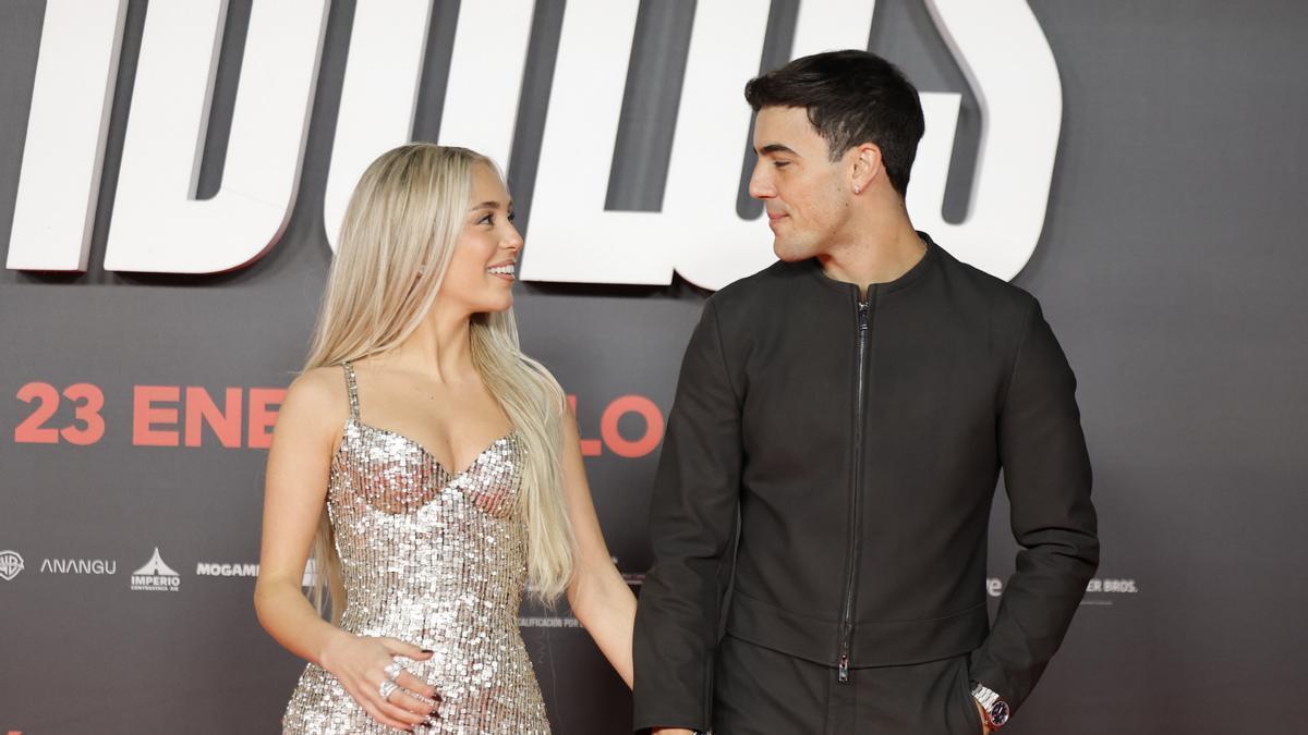 Ana Mena posa así de espectacular con un precioso vestido de Redondo Brand. Su chico Oscar Casas se ha quedado sin palabras