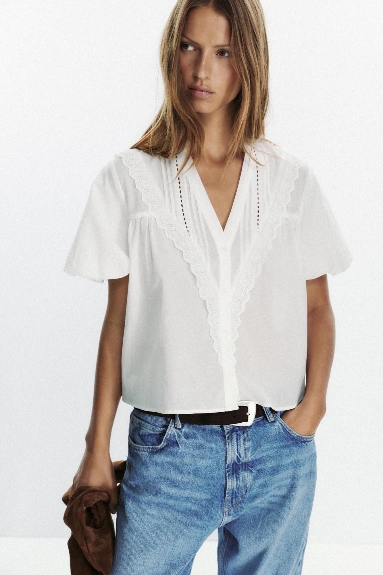 Blouse blanche à volants et cordons