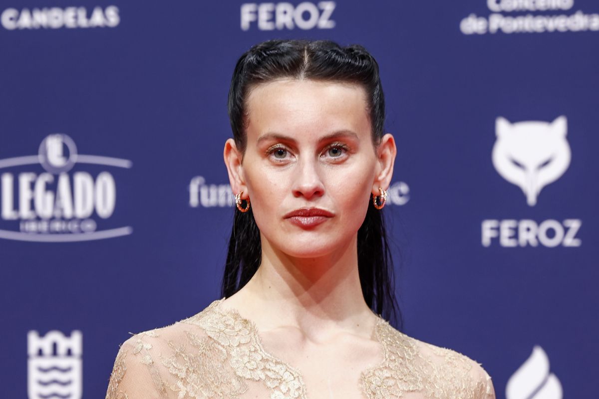 Milena Smit deslumbra en los Premios Feroz 2026 con un vestido de Valentino.