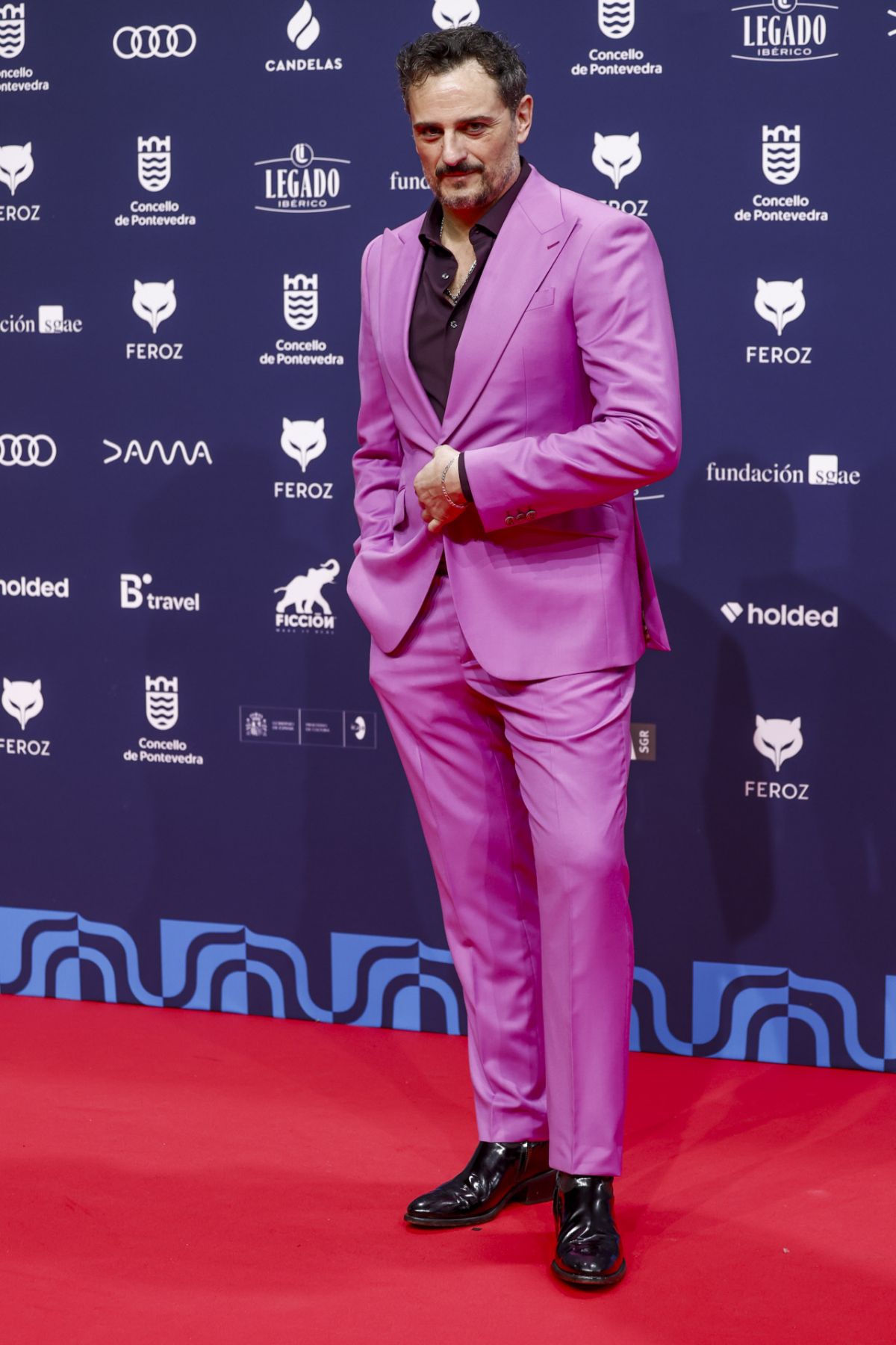 Asier Etxeandia Alvaro Mortes sur le tapis rouge des Feroz 2026 Awards