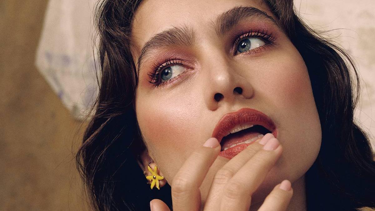 La emprendedora y creadora de contenido lleva top, brazaletes y pendientes de Chanel.