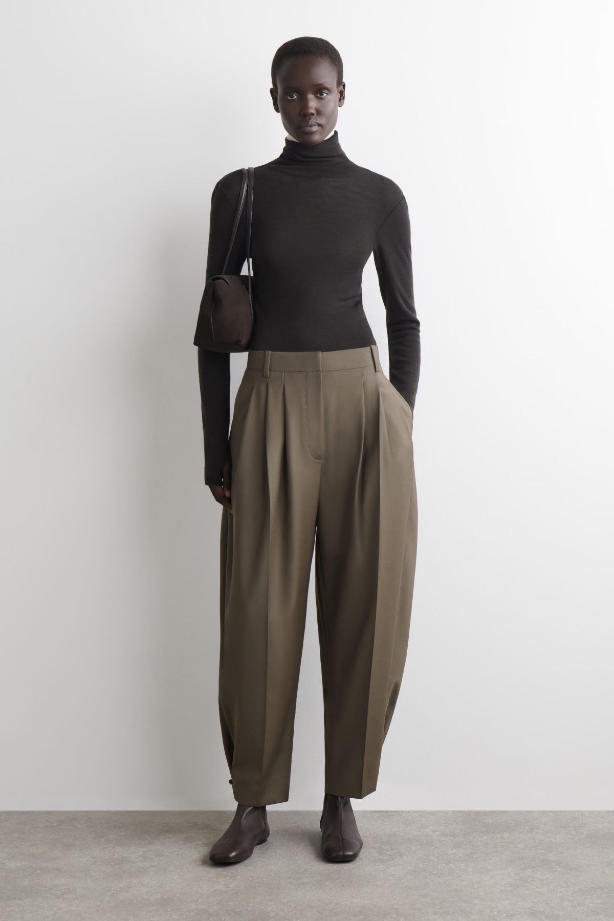 Pantalon tonneau COS (129 euros).