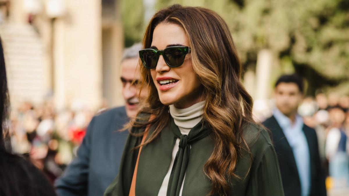 Rania de Jordania nos inspira con su último look con pantalones barrel.
