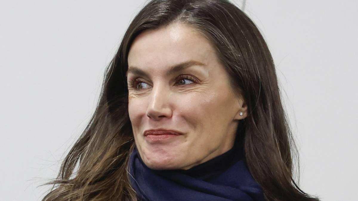 El look de la reina Letizia con bufanda y abrigo para un día de nieve en Madrid