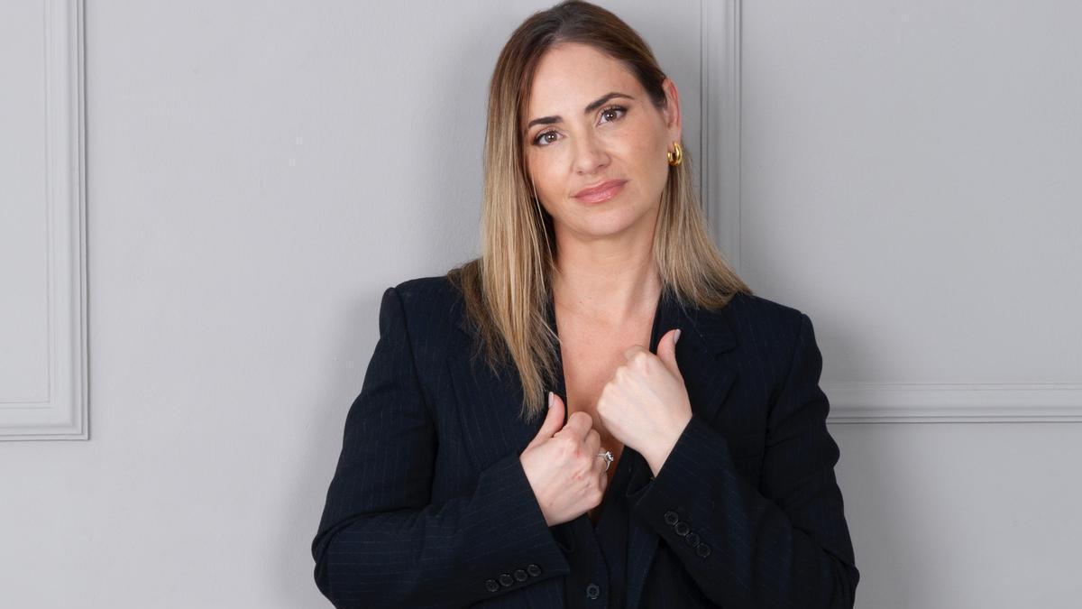 Raquel González, cosmetóloga, sobre la rutina facial de Ana Obregón: "La crema Nivea del bote azul cumple su función como hidratante básica, pero no la recomendaría para aplicarla en la cara ni para mezclarla con ampollas u otros concentrados"