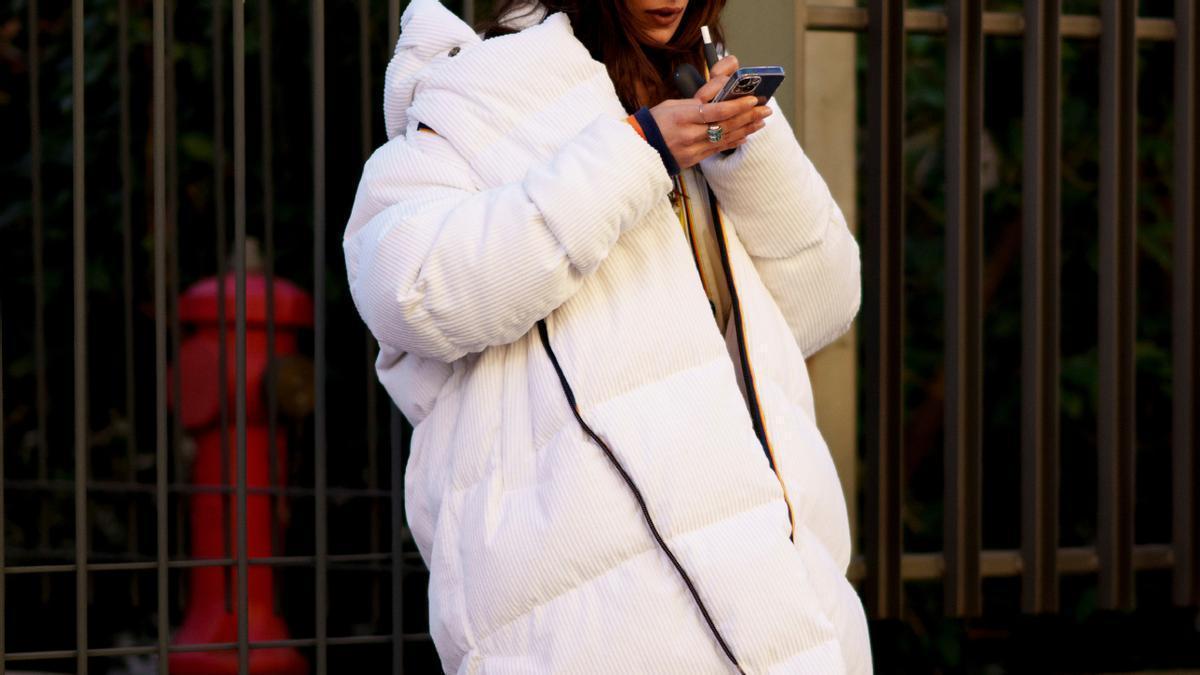 Plumífero blanco de mujer de las rebajas de enero de Cortefiel