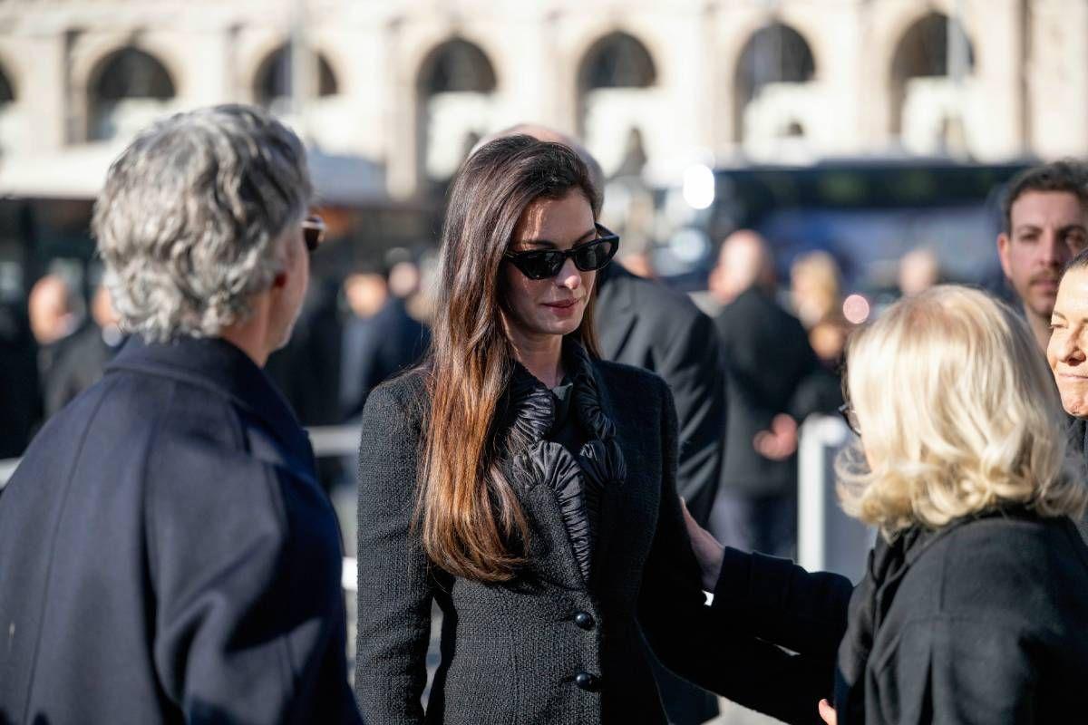La actriz Anne Hathaway en el funeral del diseñador Valentino Garavanni en Roma