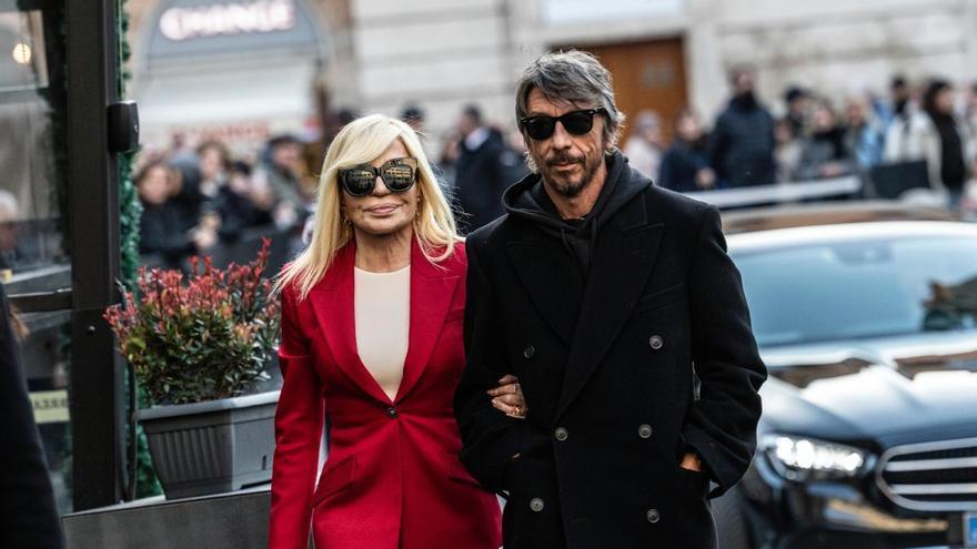 Donatella Versace et son puissant costume « rouge Valentino » pour dire au revoir au créateur à Rome