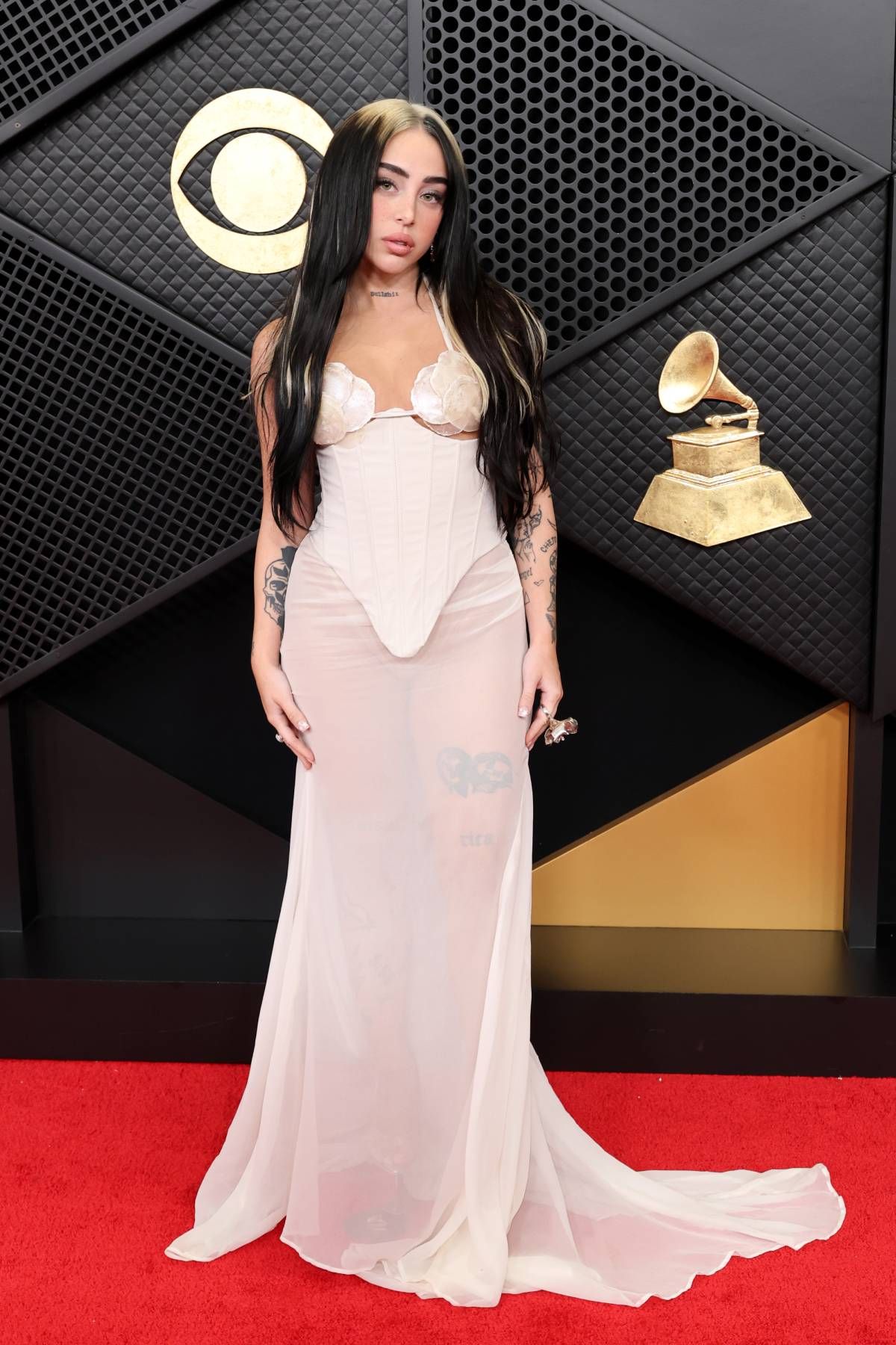 Le look de Nicki Nicole sur le tapis rouge des Grammy Awards 2026