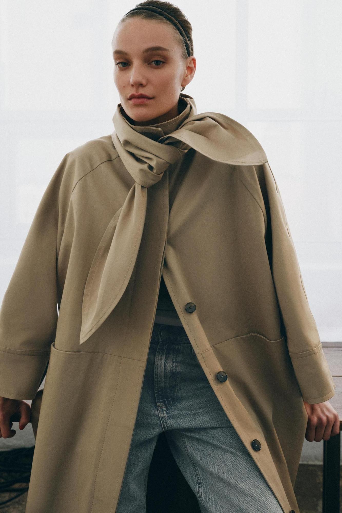 Trench long beige avec noeud au cou