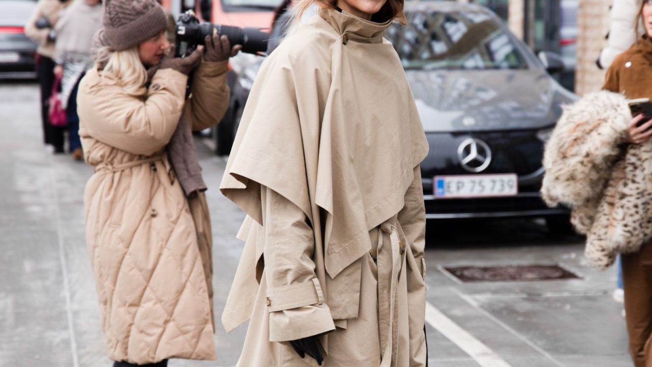 Gabardina beige oversize de las novedades de Zara