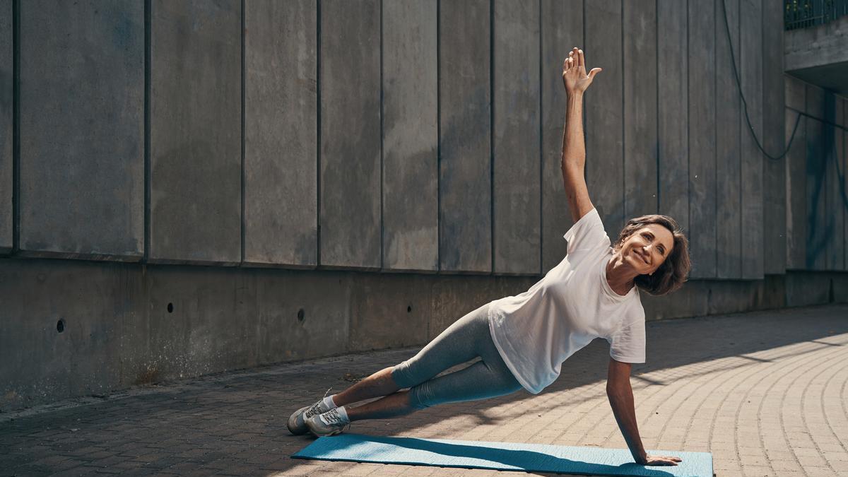 8 ejercicios para conseguir abdominales a partir de los 50-60 años según Fran Figueroa, entrenador personal (y se pueden hacer desde casa)