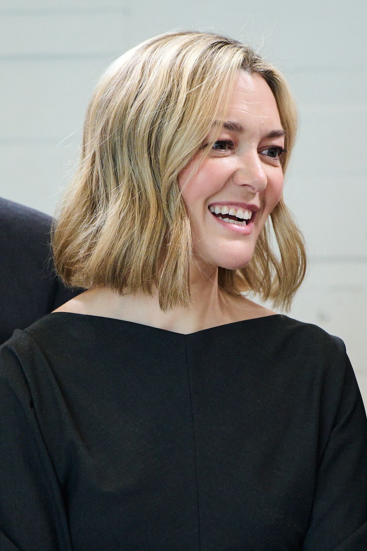 Marta Ortega a des cheveux blonds et une coupe au carré.