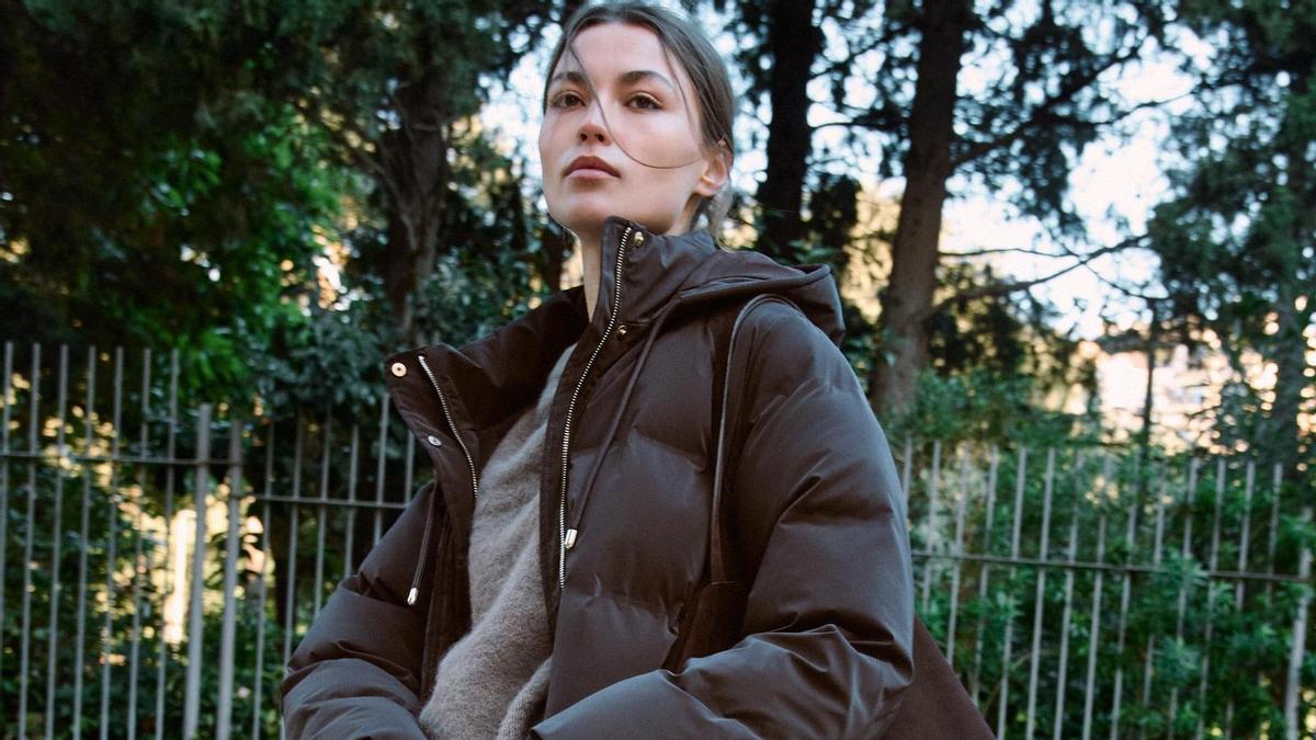 Mañana se esperan colas kilométricas en Zara por este abrigo plumífero que te salvarán los días de frío polar y nieve: es resistentes al agua y al viento y está disponible en tres colores