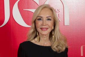 En 2007, Carmen Lomana avait déjà la coiffure avec des boucles que tous les experts veulent porter désormais.