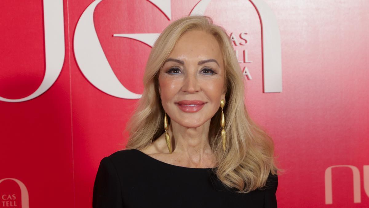 Carmen Lomana (77 años): "Ya puedo llegar a las 4 de la mañana destrozada, pero jamás me meto en la cama sin hacer mi ritual de limpieza. Y si te levantas con ojeras aplica una crema que te nutra y una base hidratante"