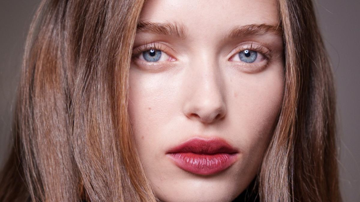Cómo evitar levantarte con los ojos hinchados gracias a estos productos y hábitos.