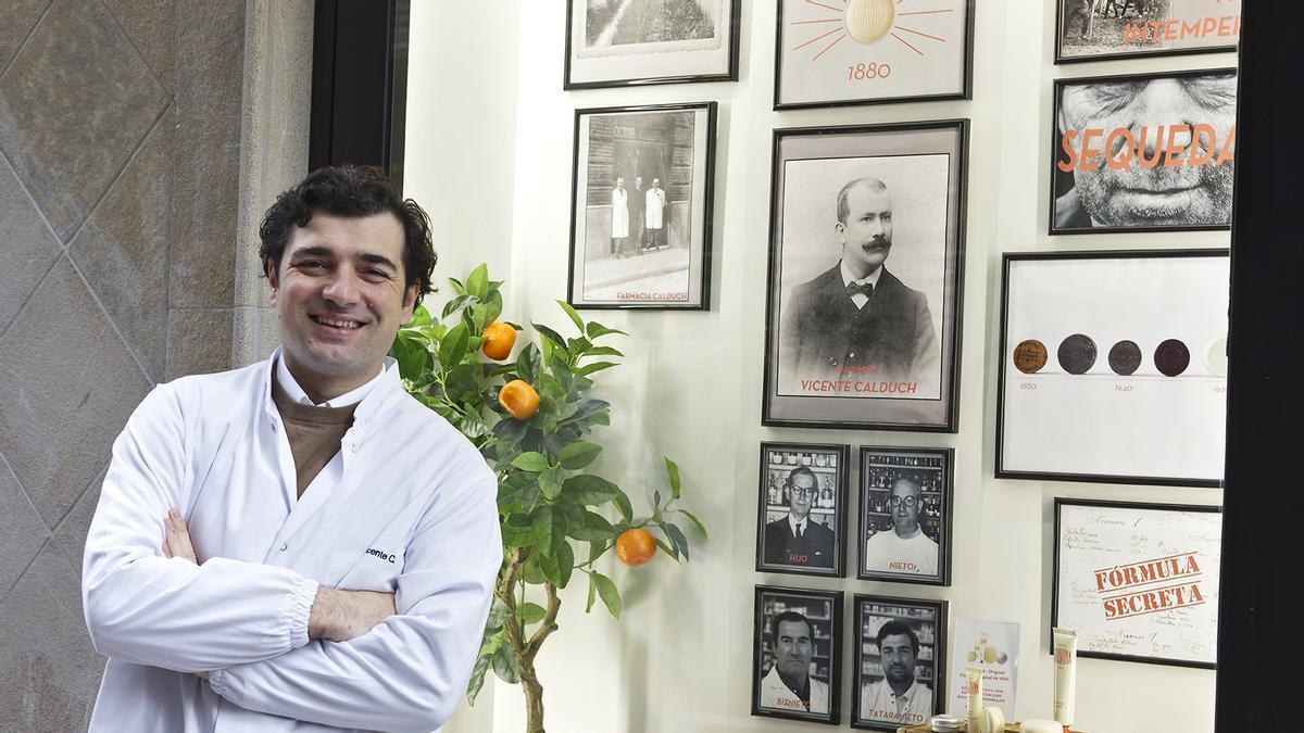Vicente Calduch, farmacéutico: "La crema Nivea del bote azul no es recomendable para la cara porque no es un producto que aporte actividad antiedad, antiarrugas, elasticidad y firmeza. Su principal función es la protección"