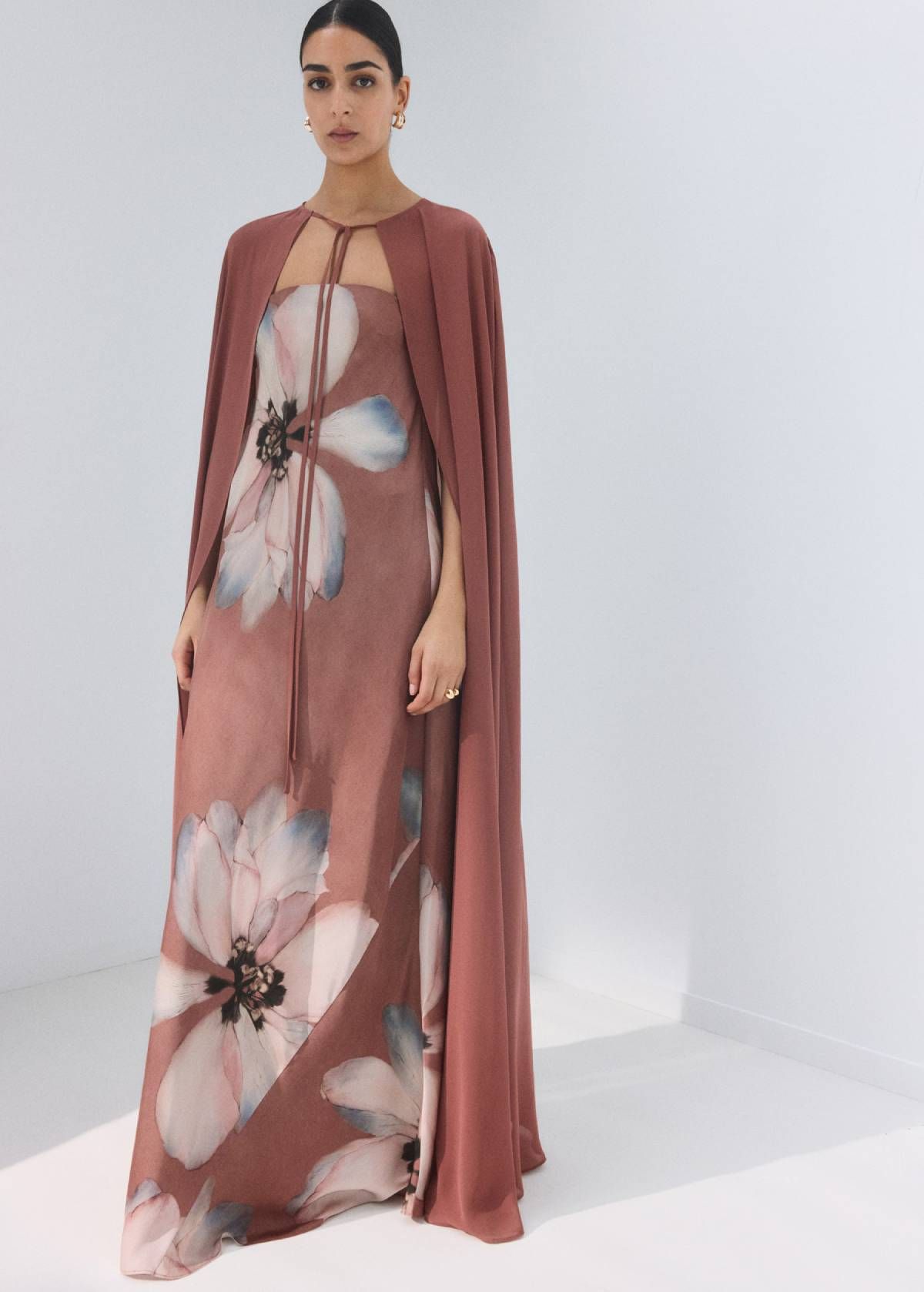 Robe bustier imprimée et cape longue, par Mango
