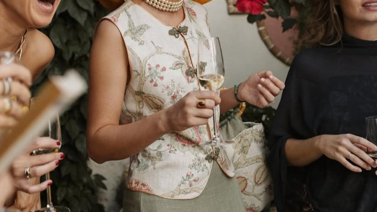 El Corte Inglés vacía sus almacenes y vende (con descuentos de hasta el 60%) sus vestidos de invitada más elegantes para bodas de primavera