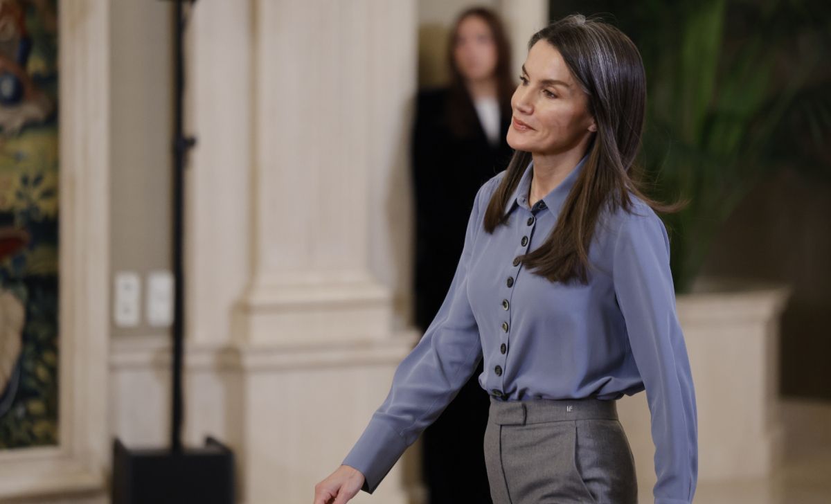 Soldes chemise « bleu ciel » et cheveux cirés : la reine Letizia et son look impeccable pour une journée d'audiences à Zarzuela
