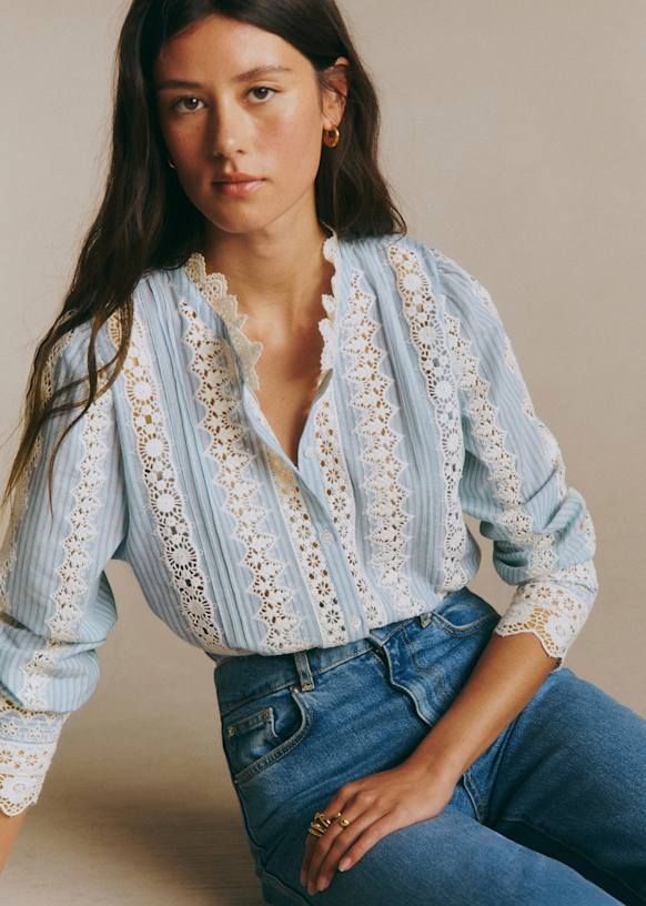 Blouse bleue avec dentelle guipure