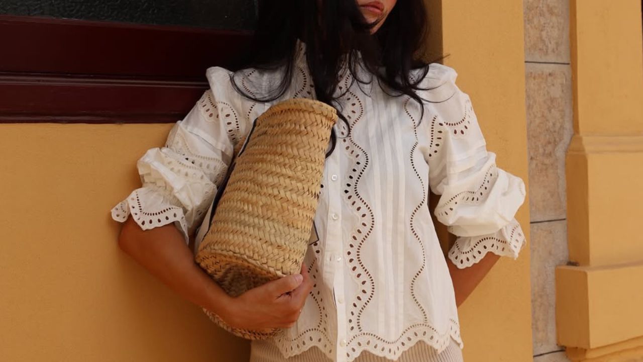 Colas kilométricas en Sézane para conseguir las blusas románticas que dominarán los mejores looks de la Semana Santa 2026