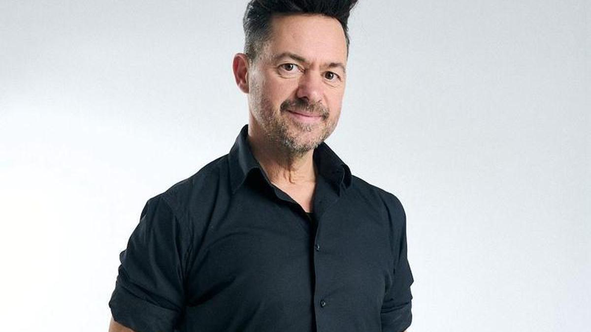 Juanmy Medialdea, peluquero: "Los secadores con tecnologías iónica o cerámica marcan la diferencia porque ayudan a distribuir el calor de forma uniforme, reducen el encrespamiento y respetan mejor la fibra capilar"
