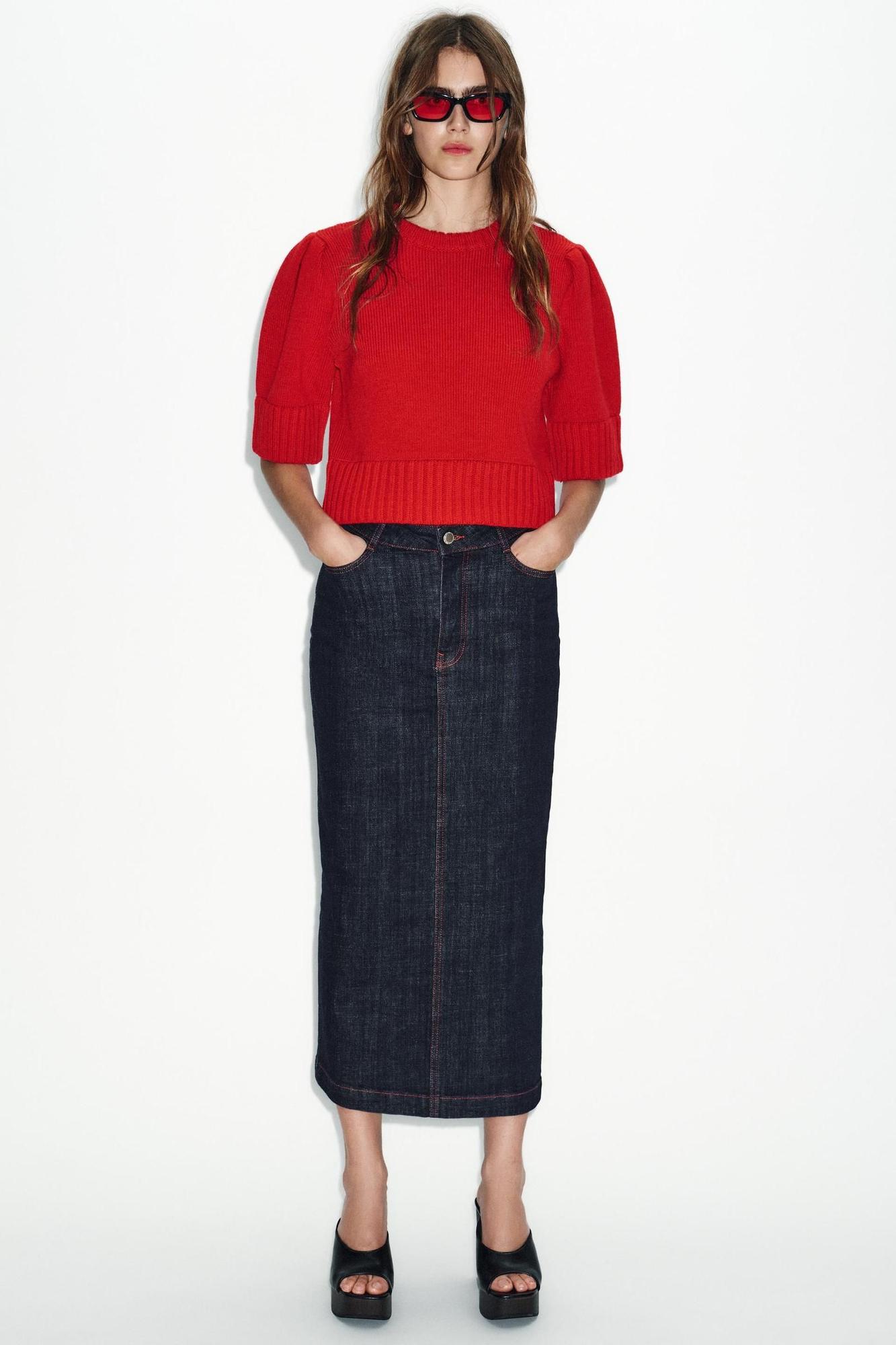 Ensemble pull rouge et jupe en jean