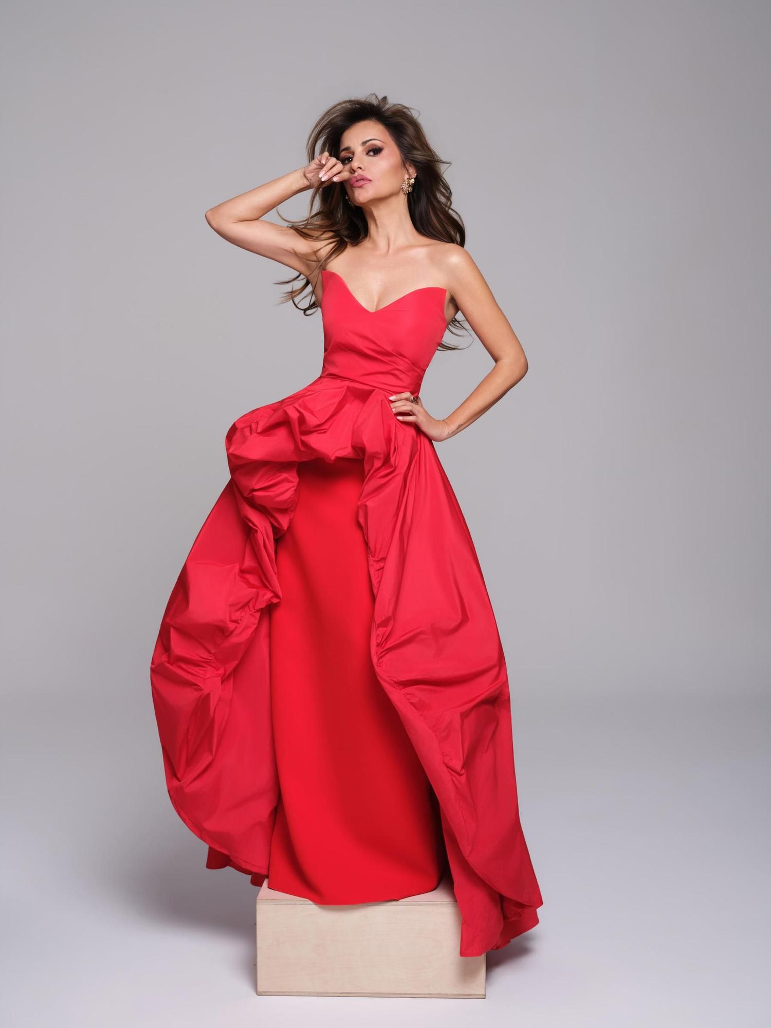 Robe rouge avec du volume