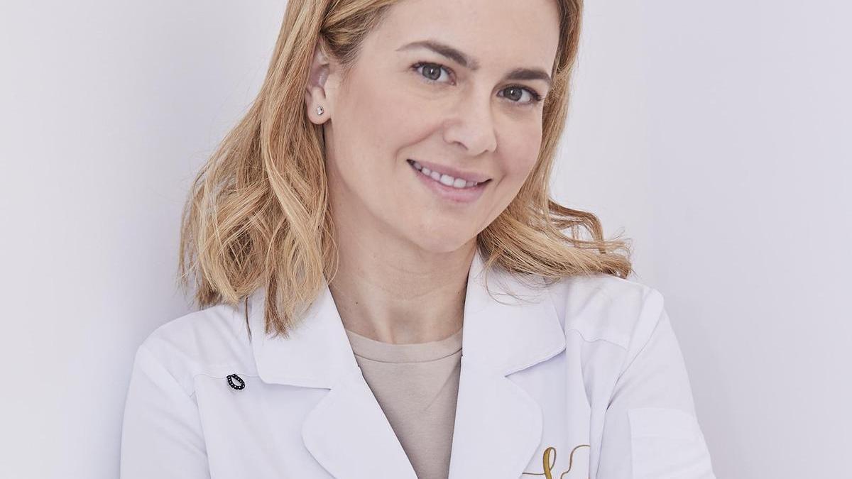 Lara Victoria, Dra. en medicina estética y regenerativa: "Mezclar la crema Nivea del bote azul con sérum reduce la pérdida transepidérmica de agua, un factor clave en el envejecimiento visible del cuello y el escote"