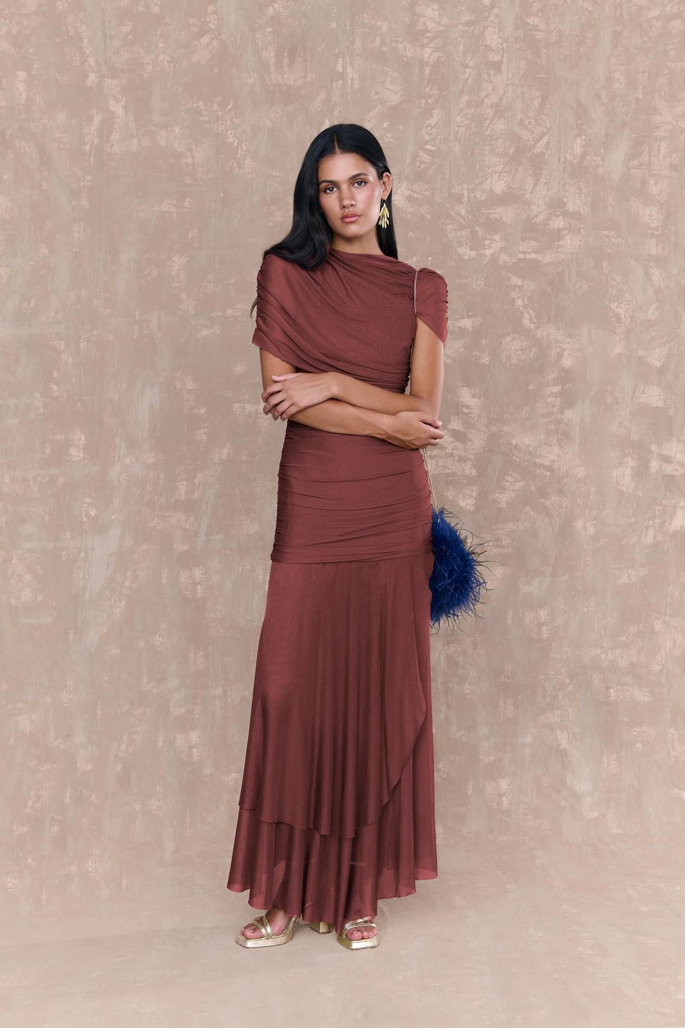 Robe d'invité asymétrique en tulle