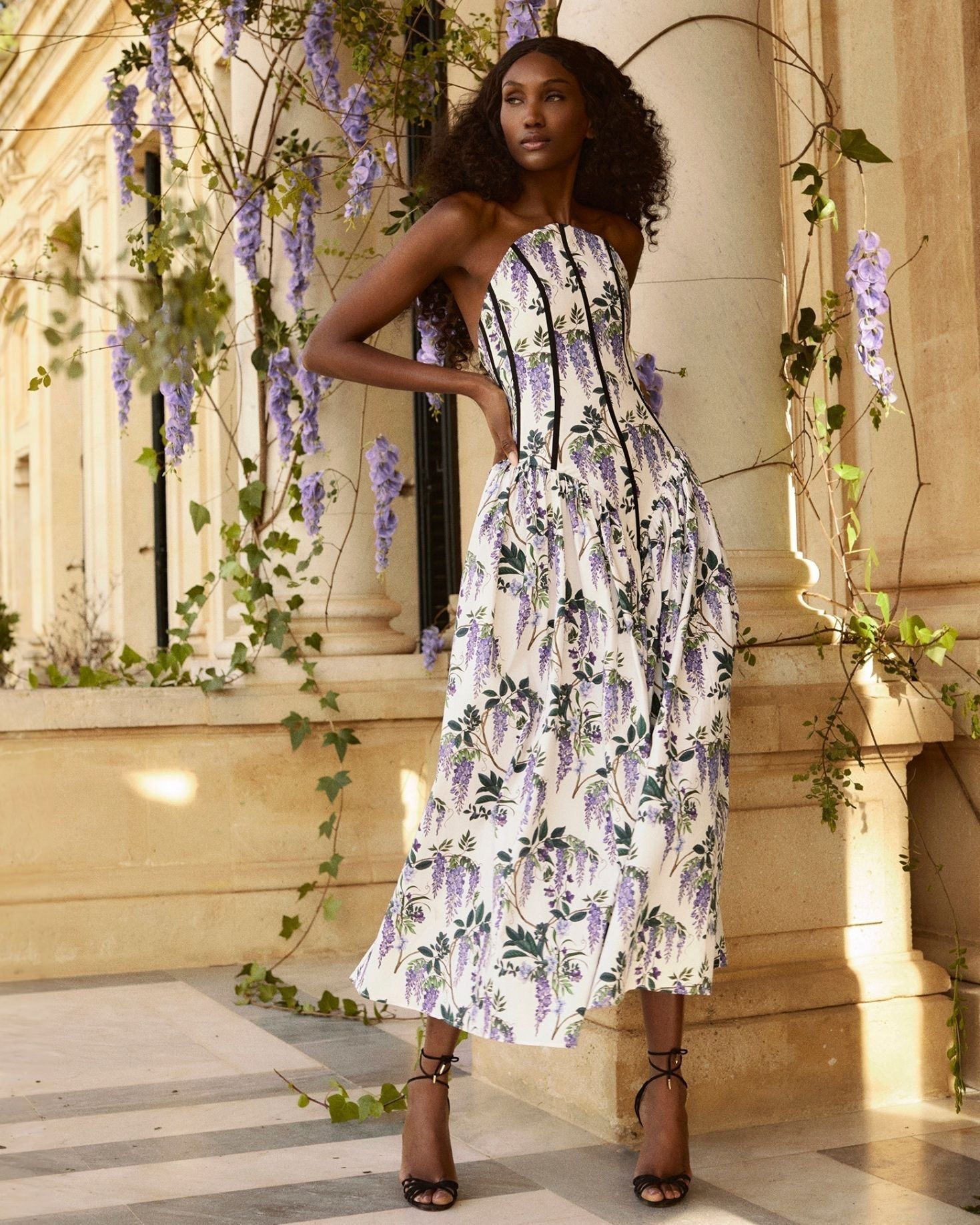 Robe d'invité fleurie avec décolleté bustier