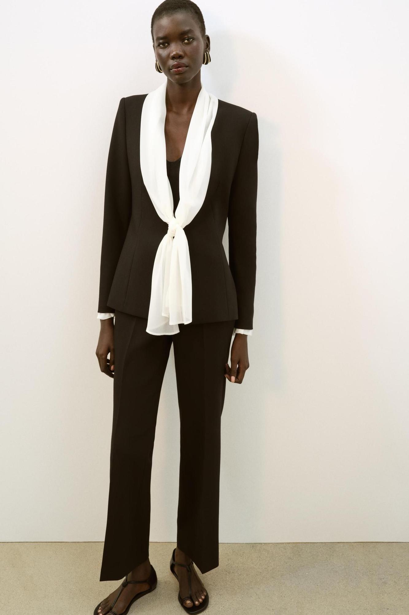 Costume marron chocolat avec détail mouchoir