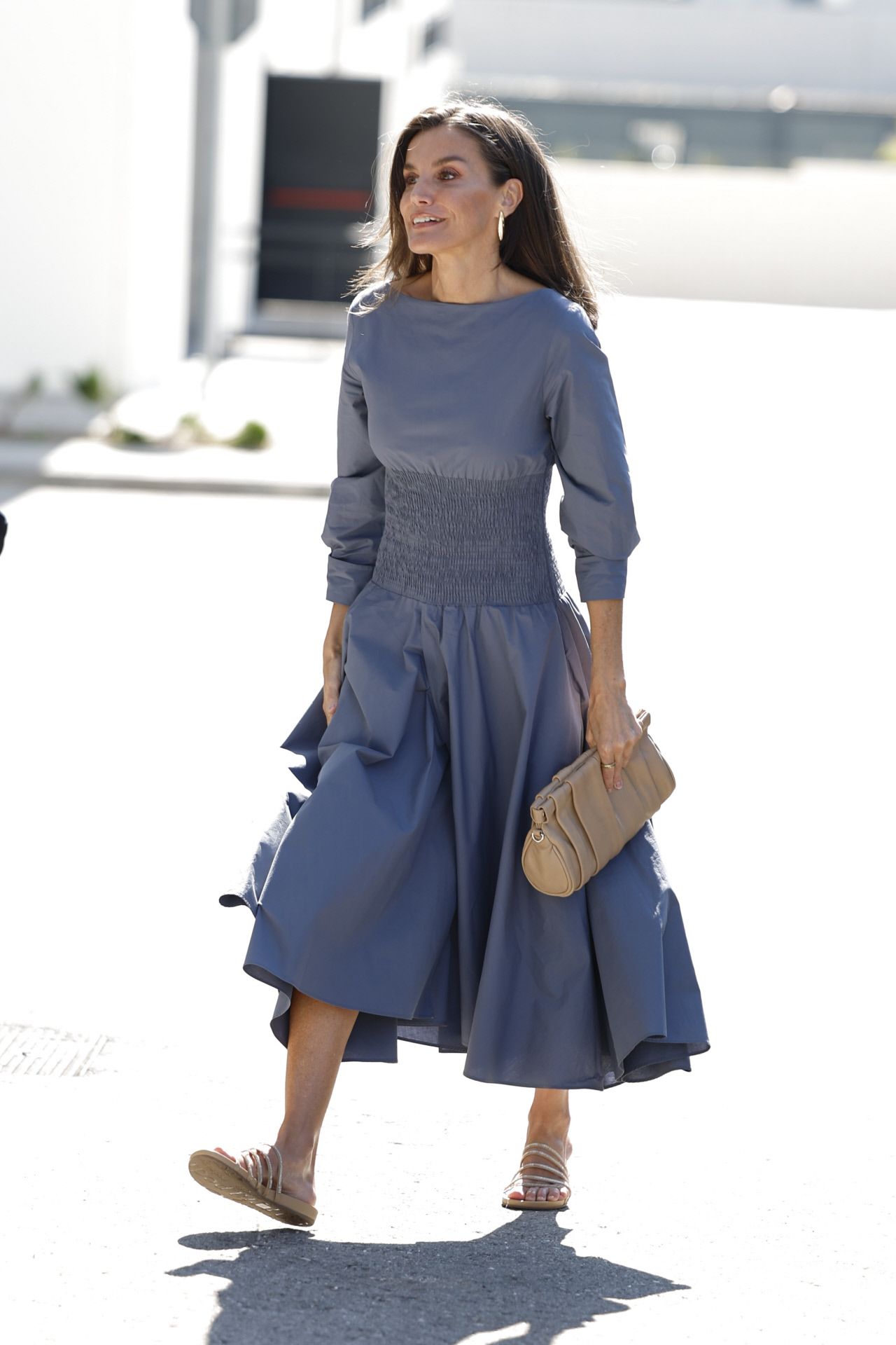 La reine Letizia présente la robe Adolfo Domínguez.
