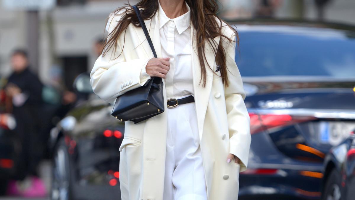 Ayer llegó a Zara el abrigo largo de lana del color oficial del 2026 que no me pienso quitar hasta que acabe el invierno: abrigado, elegante y de estilo lujoso