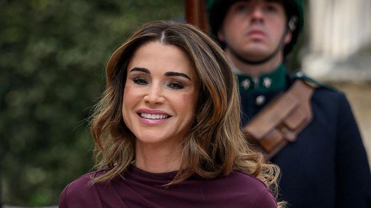 “La piel de Rania de Jordania (55 años) no es casualidad”: la dermatóloga Cristina Hoyos explica por qué